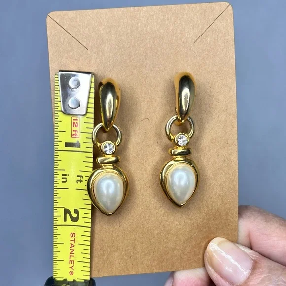 SOLD!! 🧾🍒VINTAGE CHUNKY HOOP EARRINGS TEARDROP FAUX PEARL DANGLE GOLD TONE - Picture 7 of 7